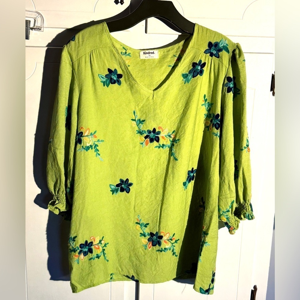 Kindred floral embroidered V-neck top Size 1X